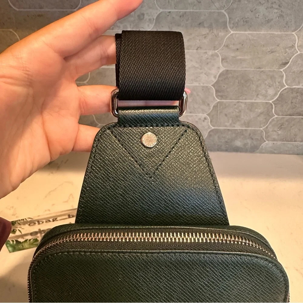 Louis Vuitton Avenue SlingBag Tiaga Leather Green - Picture 11 of 16